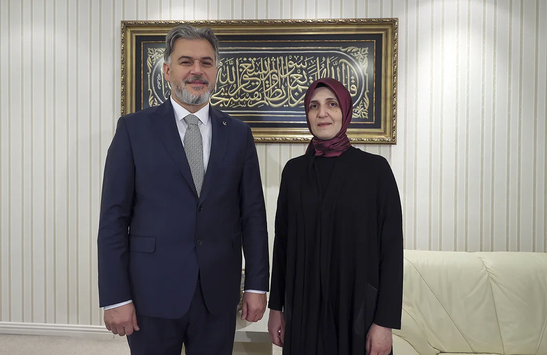 Erbakan’ın kızı karşı çıktı! Damadı ise “yapın” dedi! Yeniden Refah MKYK’sında bomba espri