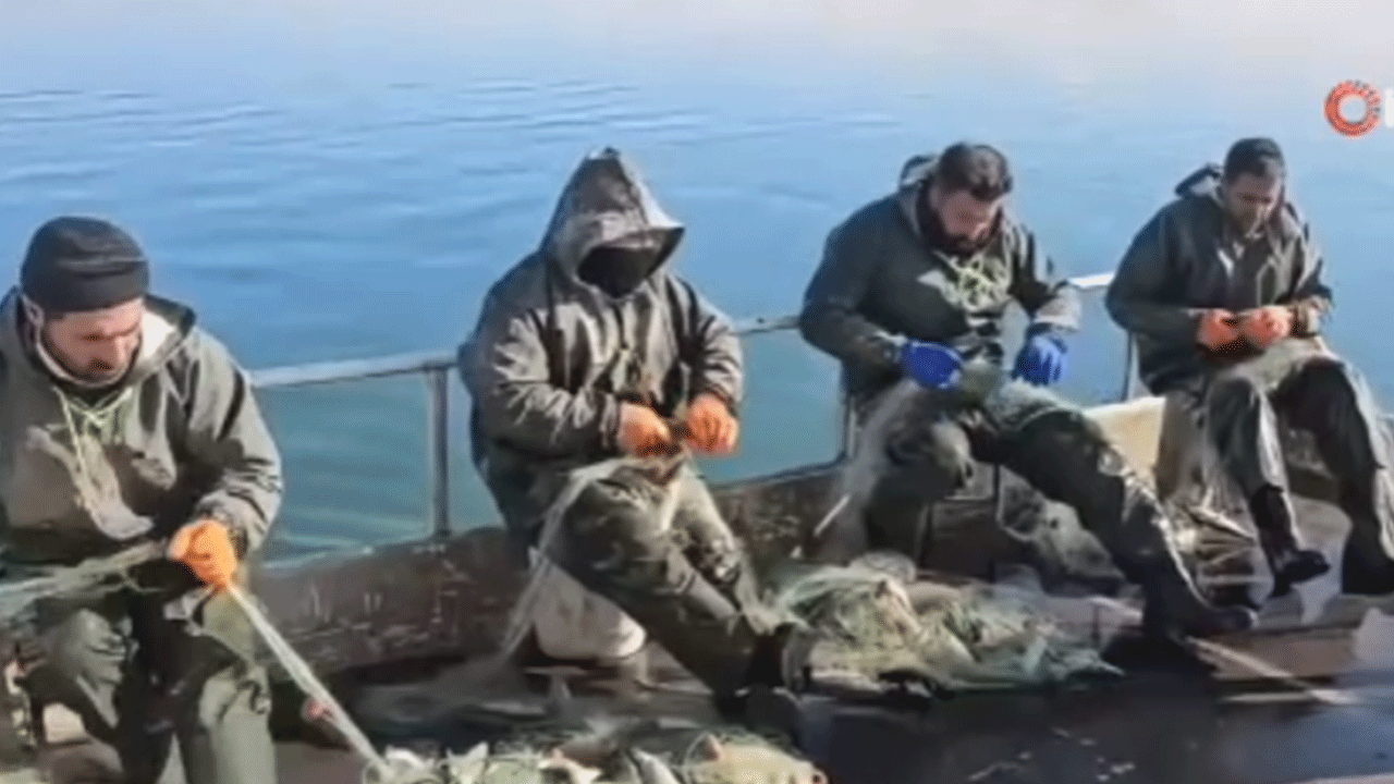 Erçek Gölü’nde yaşam mücadelesi! Balıkçıların zorlu kış mesaisi başladı