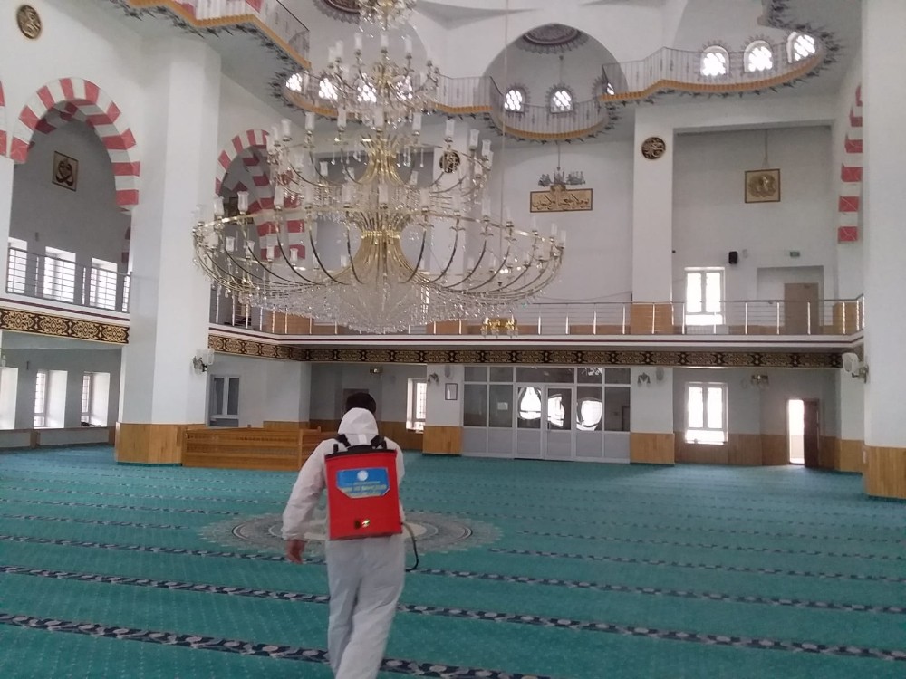 Erciş Belediyesi camileri dezenfekte etti 