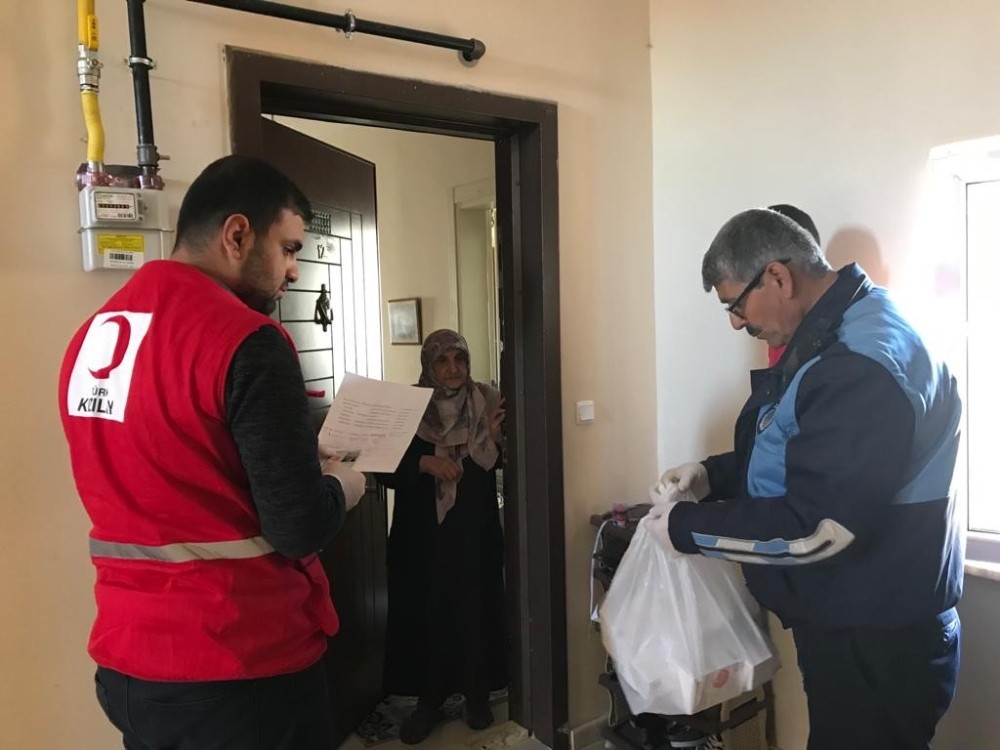 Erciş Belediyesi yaşlı vatandaşların ihtiyaçlarını karşılıyor 