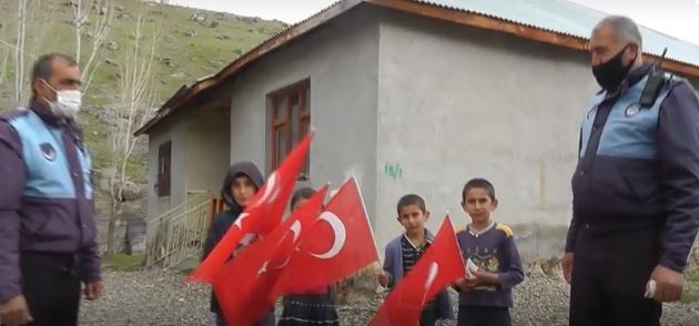 Erciş Belediyesinden çocuklara bayrak 