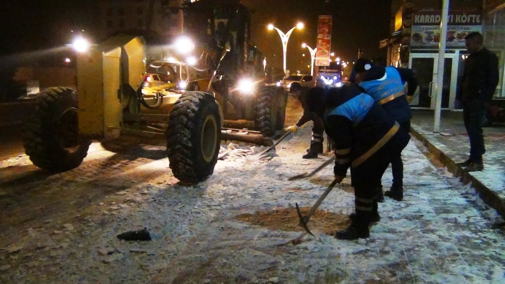 Erciş Belediyesinden eksi 10 derecede kar temizliği 