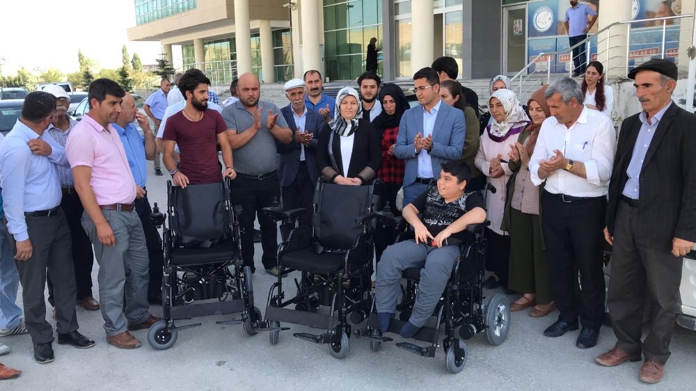 Erciş Belediyesinden engelli vatandaşlara akülü araba 