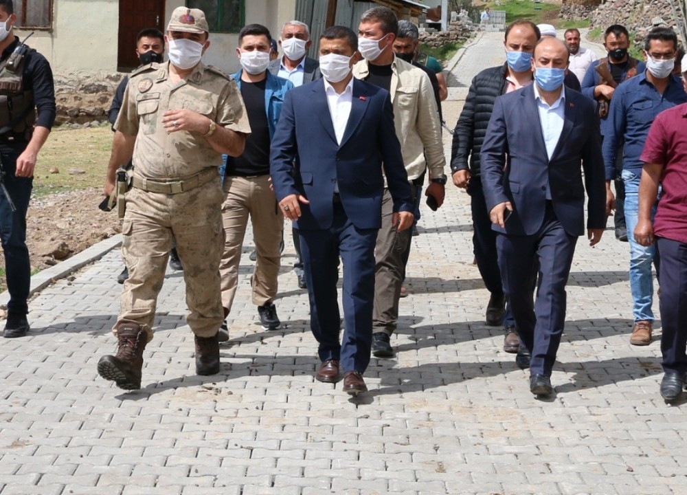 Erciş Belediyesinden kilitli parke taşı döşeme çalışması 