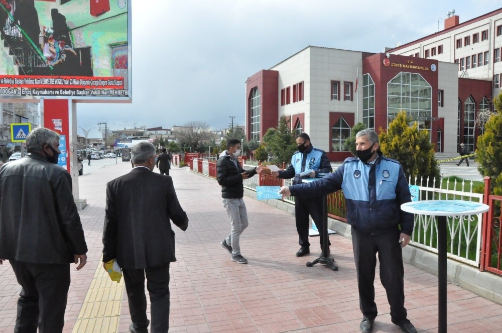 Erciş Belediyesinden korona virüsüne karşı bilgilendirme çalışması 
