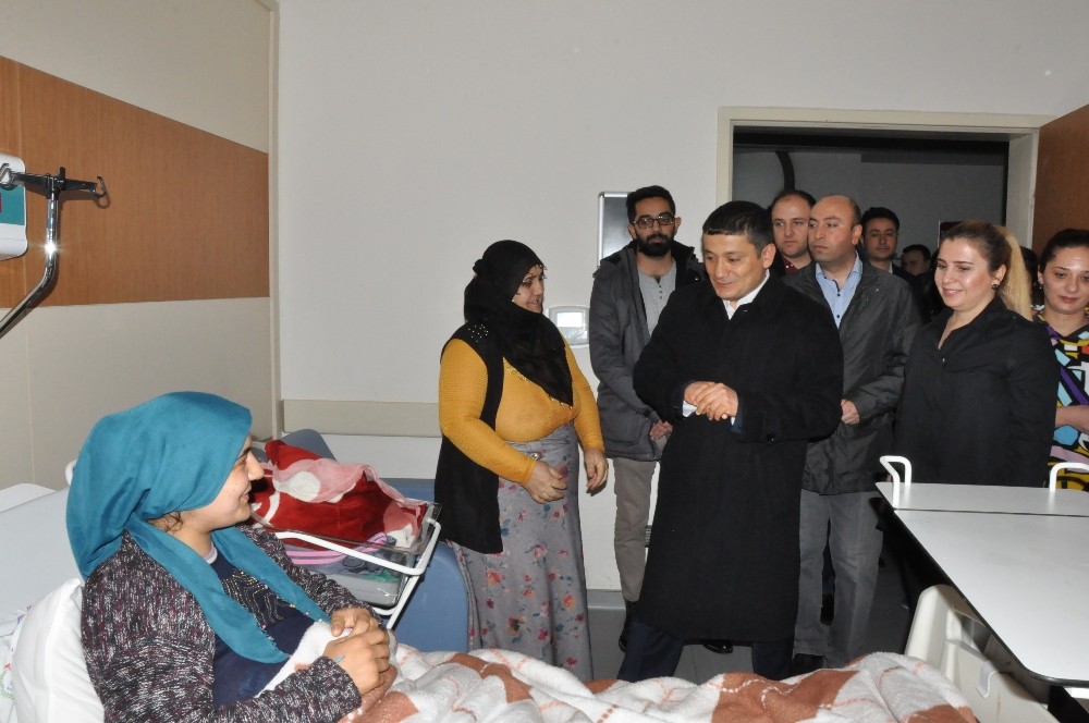 Erciş Belediyesinden yeni yılın ilk bebeklerine ilk hediyeler 