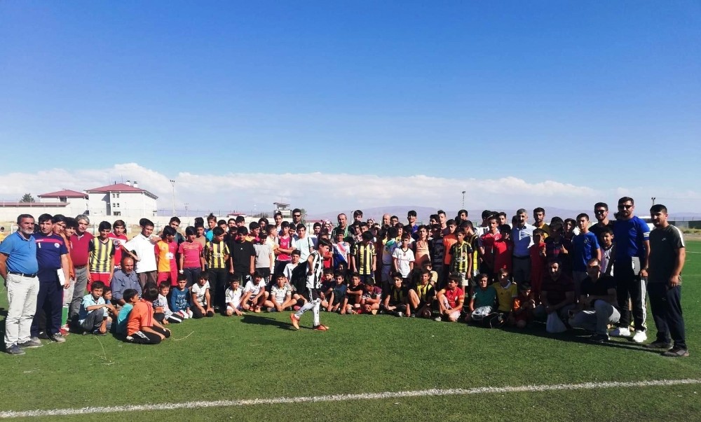 Erciş Gençlik Belediye Spor futbolcu seçmelerini tamamladı 