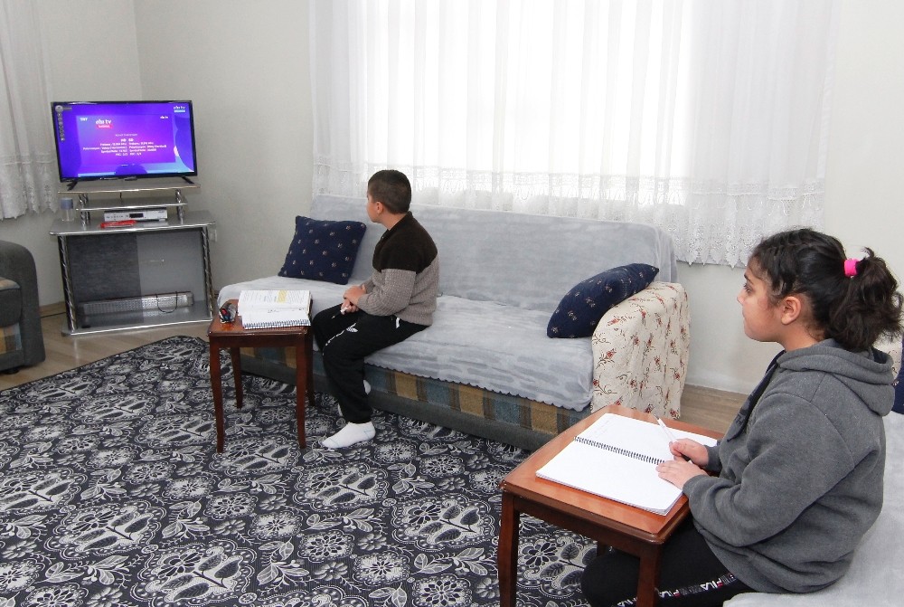 Erciş Kaymakamı Mehmetbeyoğlu öğrencilerin televizyon talebini yerine getirdi 