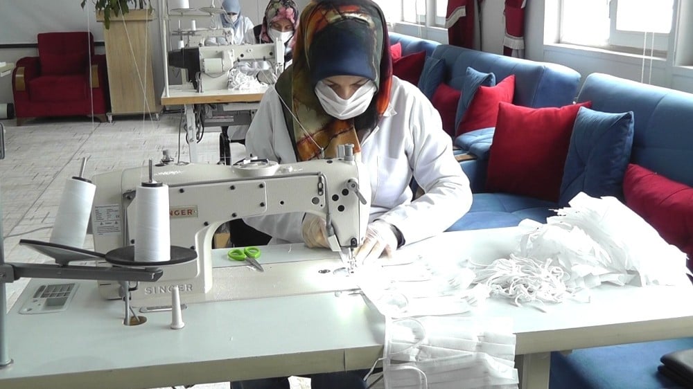 Erciş Kaymakamlığından günlük bin 500 adet maske üretimi 