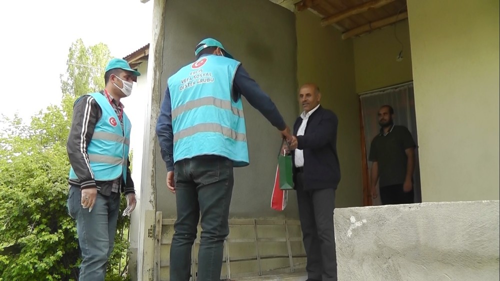 Erciş vefa ekipleri ilçedeki şehit ailelerinin bayramını kutladı 