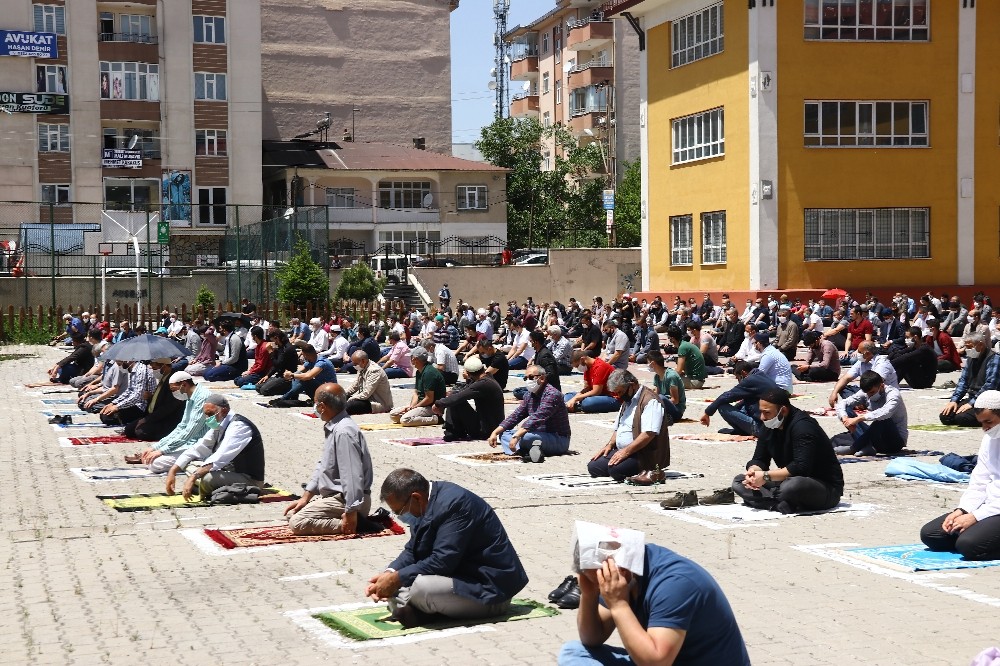 Erciş’te cuma namazı kılındı 