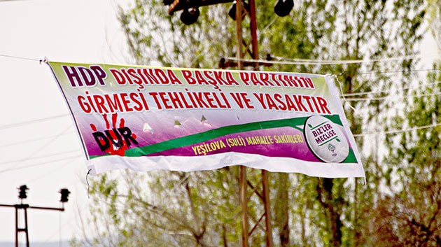 Erciş’te, “HDP’li olmayan giremez” pankartı