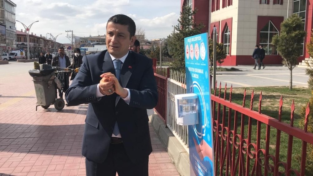 Erciş’te sensörlü el dezenfektan noktaları oluşturuldu 
