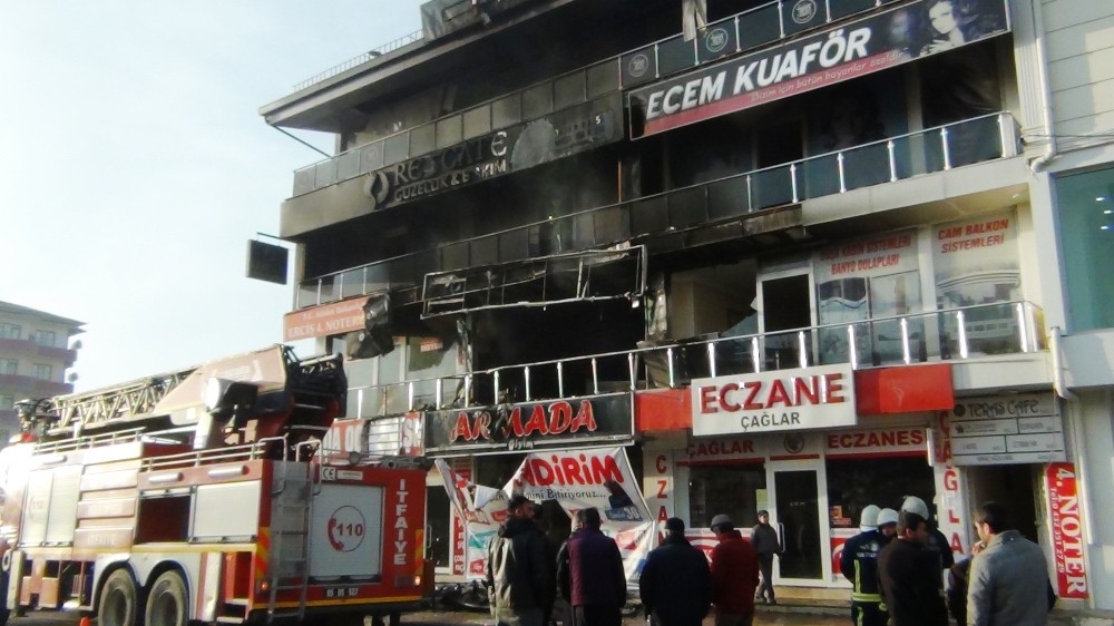Erciş’te yangın, 8 iş yeri hasar gördü 