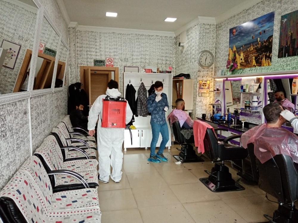 Erciş’teki berber ve kuaför salonları dezenfekte edildi 
