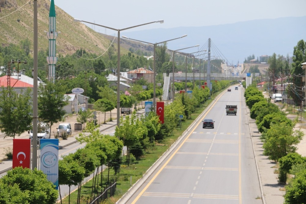 Erciş’teki caddeler Türk bayrakları ve flamalarla donatıldı 
