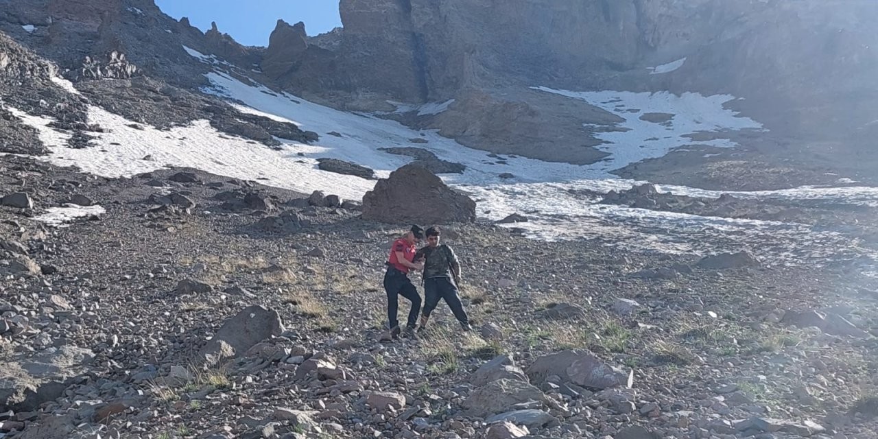 Erciyes Dağı'nda mahsur kalan gencin imdadına annesi yetişti
