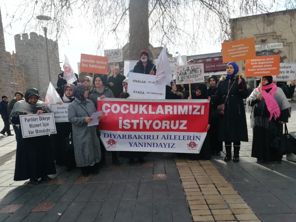 Erciyes Kadın Platformu, 137. gününde Diyarbakır annelerine destek verdi 