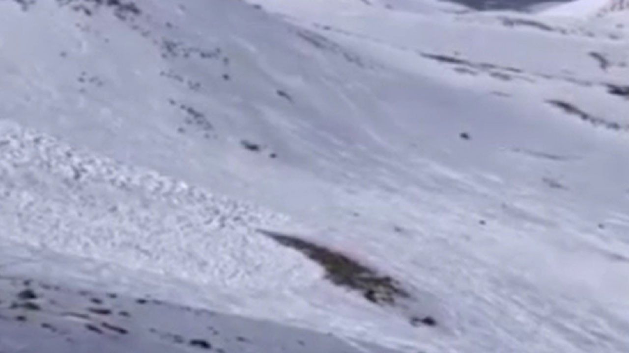 Erciyes Kayak Merkezi'nde çığ anı kameraya yansıdı! Kayakçı son anda kurtuldu