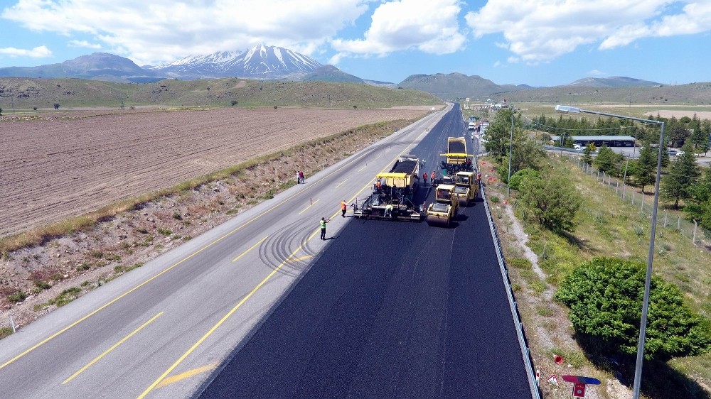 Erciyes yolu asfaltında aşınma katmanı çalışmalarına başlandı 