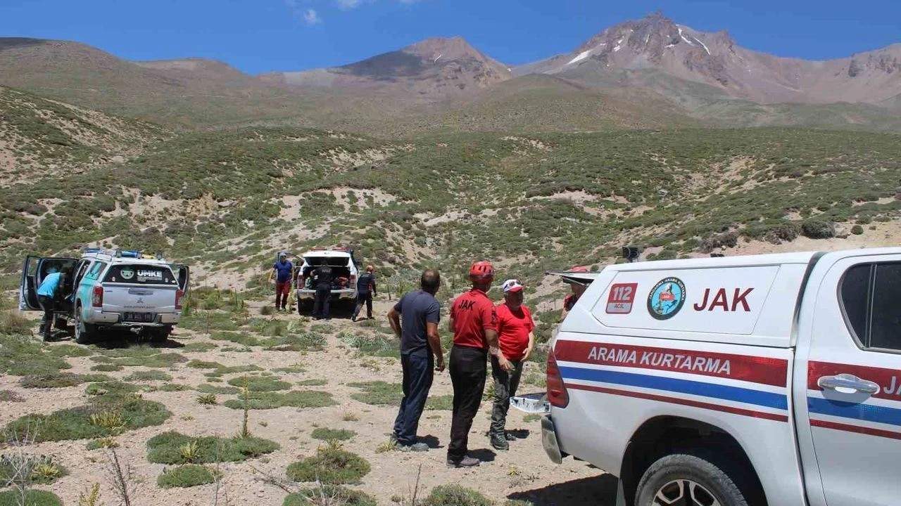 Erciyes’in zirvesinde mahsur kalan dağcının imdadına JAK yetişti