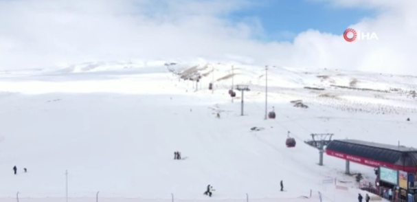 Erciyes'te Mayıs ayında kayak keyfi şaşkına çevirdi!