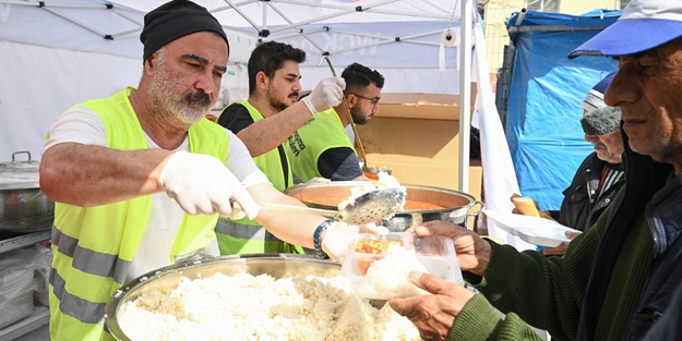 "Erdal Bakkal" da depremzedelerin yardımına koştu