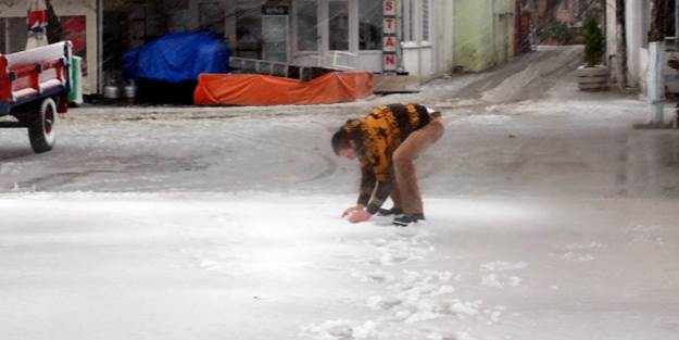 Erdek’e 4 yıldır ilk kez kar yağdı