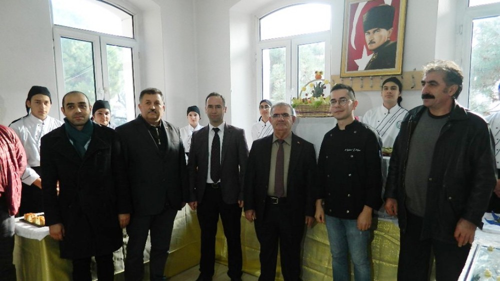 Erdekli öğrencilerden “Yiyecek Ürünleri” sunum sergisi 