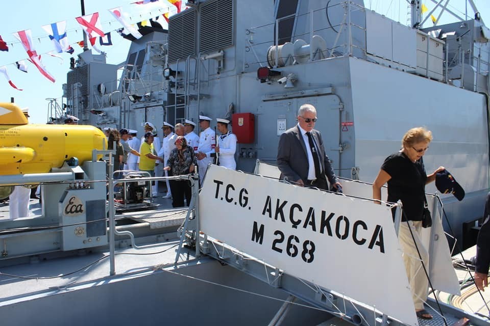 Erdek’te askeri gemiler vatandaşların ziyaretine açıldı 