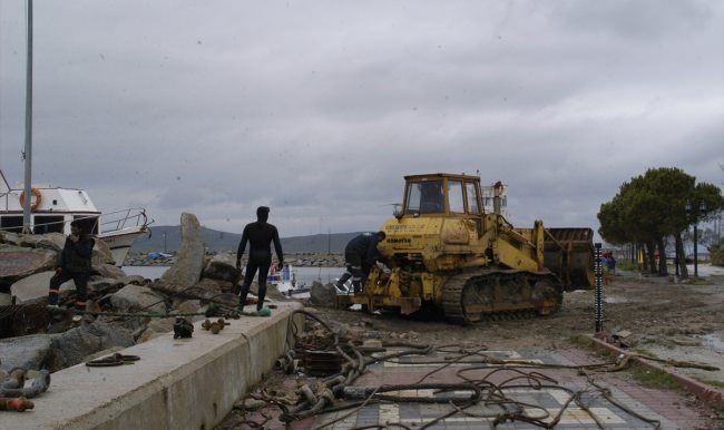 Erdek'te batan gemi iskeleden kaldırılıyor