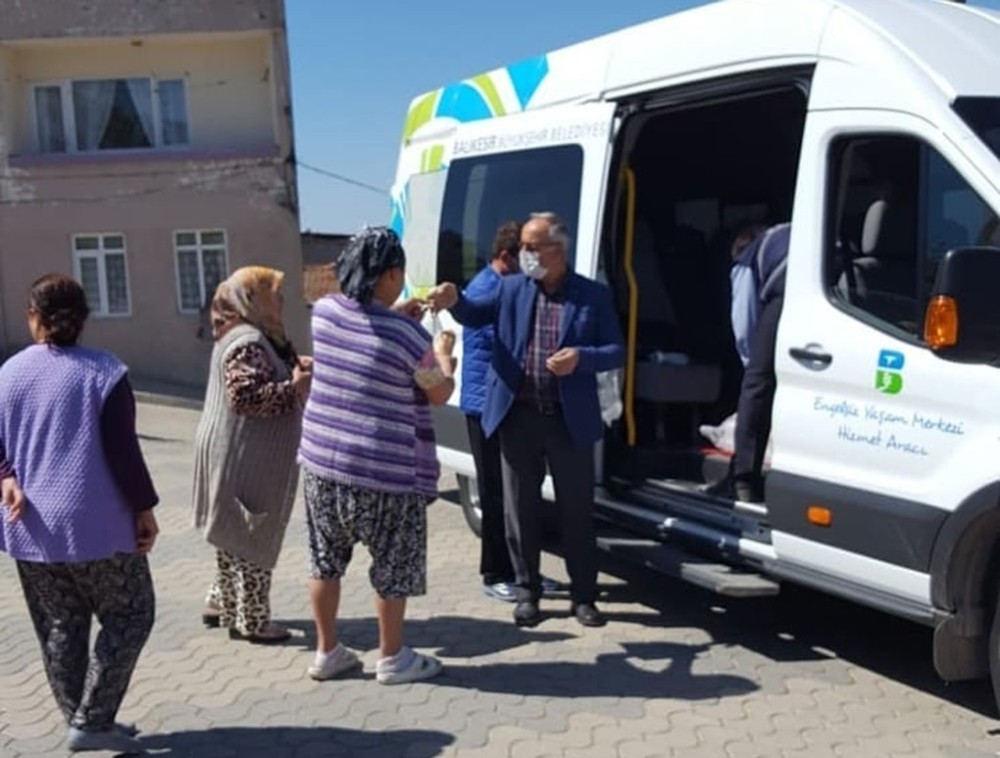 Erdek’te esnafa gıda yardımı 