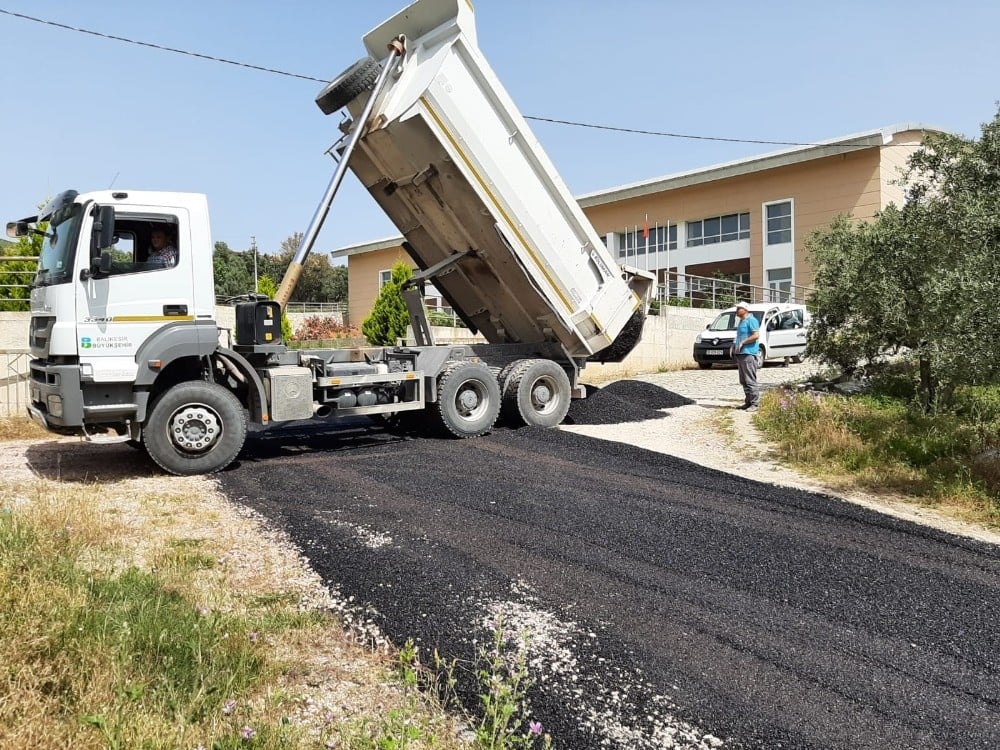 Erdek’te İskele yolu asfaltlandı 