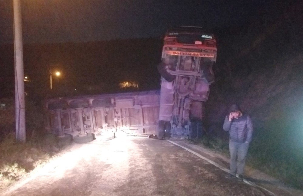 Erdek’te odun yüklü Tır devrildi 