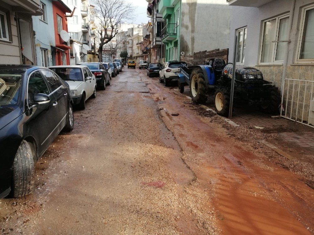 Erdek’te vatandaşlar çukurlara tepki gösteriyor 