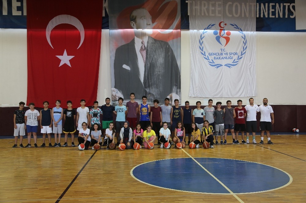 Erdemli Belediyesi’nden basketbol kursu 
