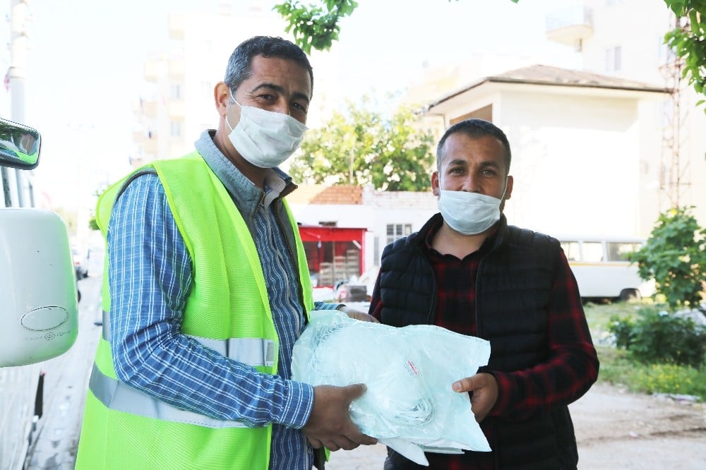 Erdemli Belediyesinden minibüs şoförlerine maske desteği 