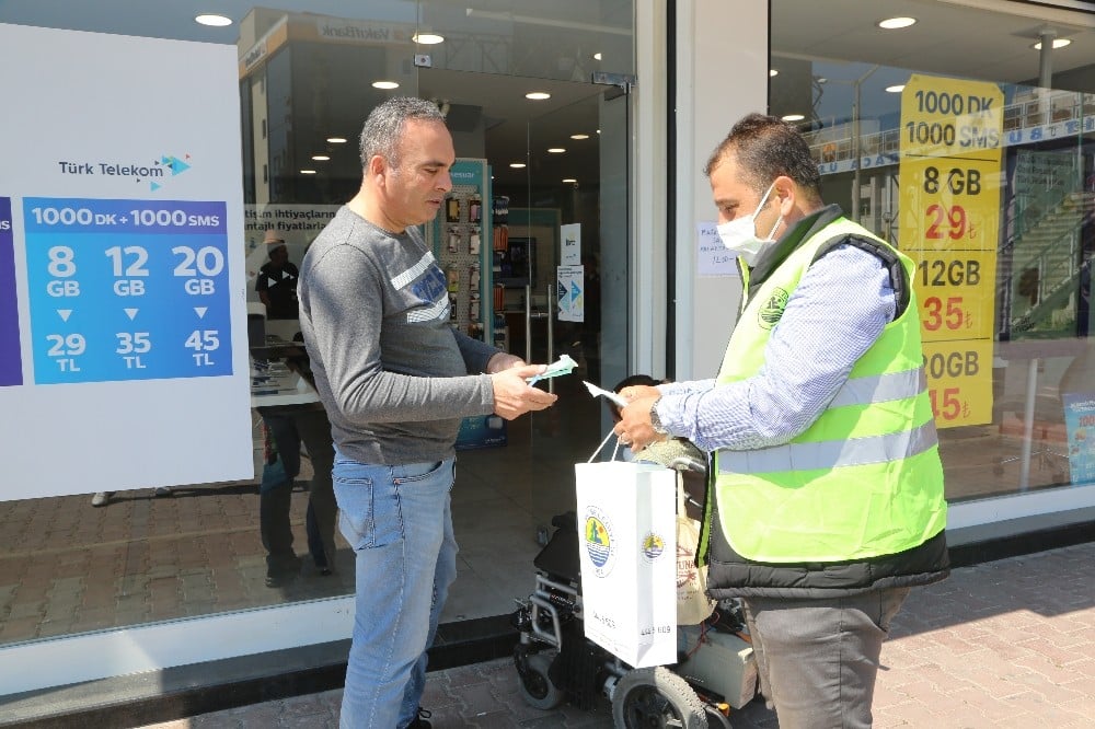 Erdemli Belediyesi’nden vatandaşlara ücretsiz maske dağıtımı 