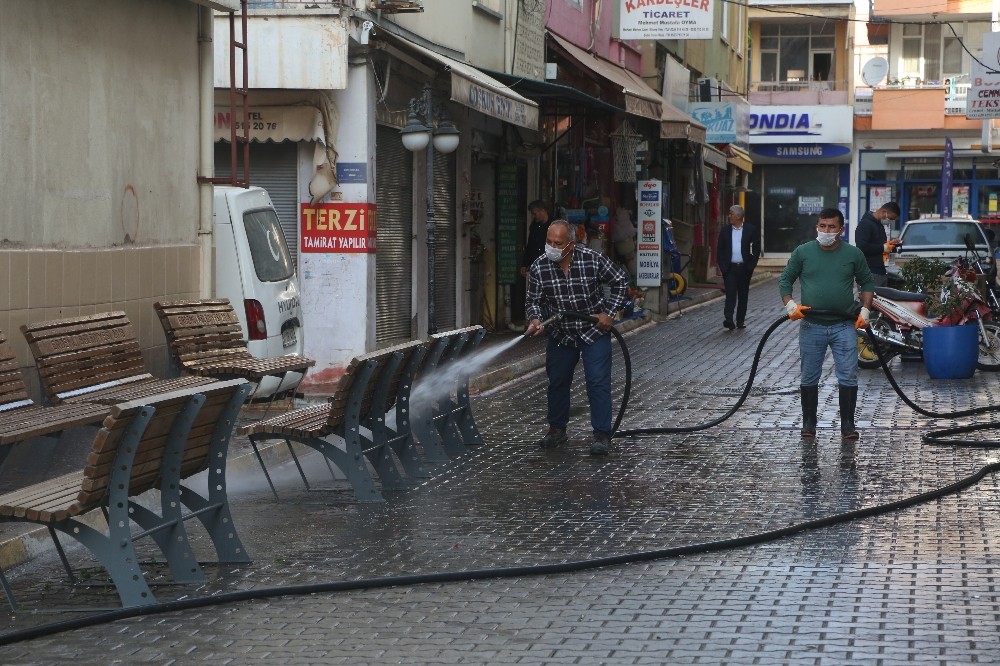 Erdemli’de cadde ve sokaklar aralıksız temizleniyor 