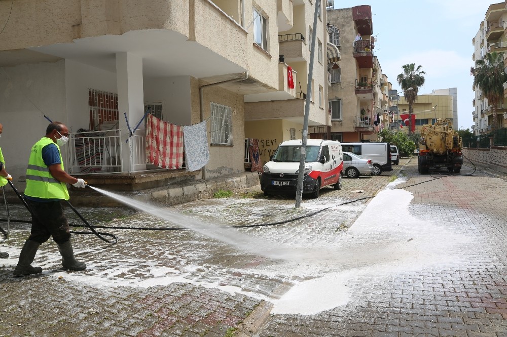 Erdemli’de ekipler dezenfekte çalışmalarına hız kesmeden devam ediyor 