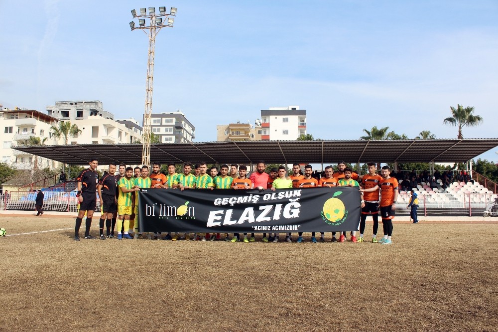 Erdemli’de futbolcular açtıkları pankartla Elazığ depreminin acısını paylaştı 