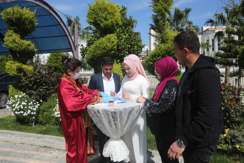 Erdemli’de havuz başında nikah uygulaması 