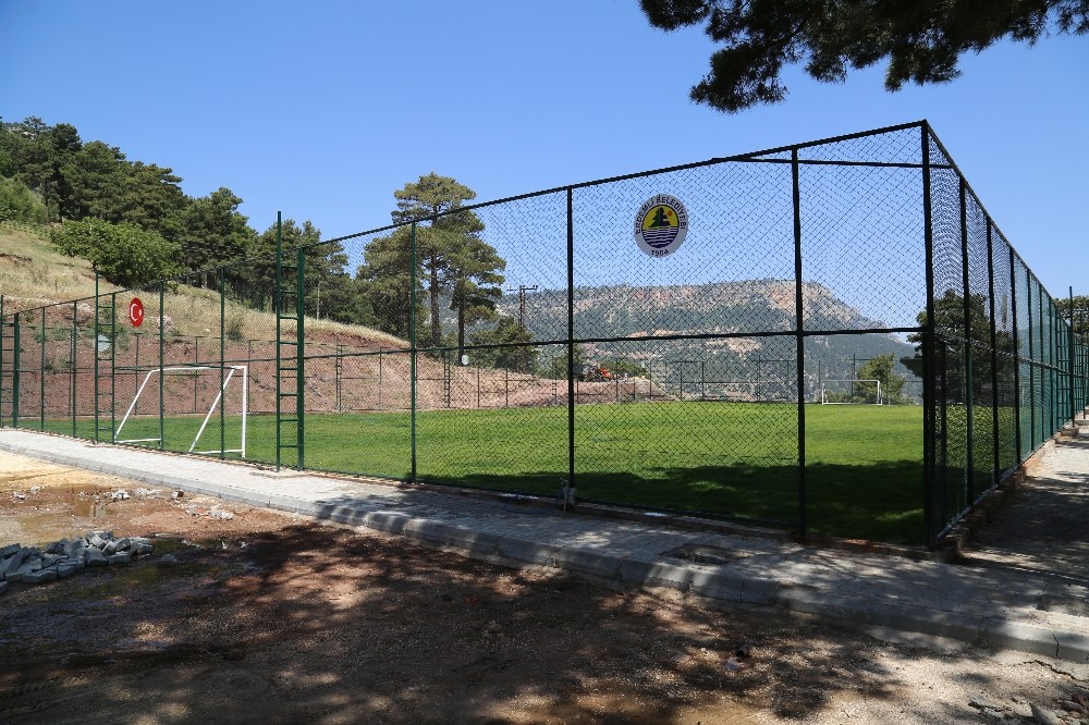 Erdemli’de her mahalleye futbol sahası 
