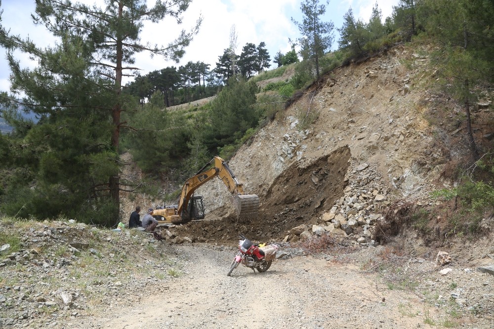 Erdemli’de kapanan yollar açılıyor 