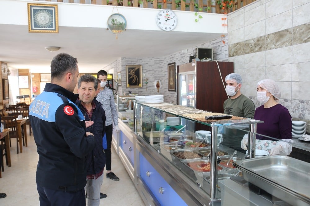 Erdemli’de lokantalarda maske ve eldiven kullanımı yaygınlaşıyor 
