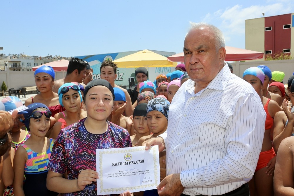 Erdemli’de yüzme kursuna katılan kursiyerler katılım belgelerini aldı 