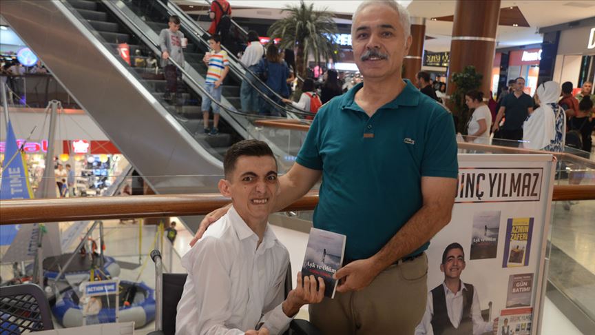 Erdinç Yılmaz Tek parmağıyla yazdığı üçüncü kitabını imzaladı