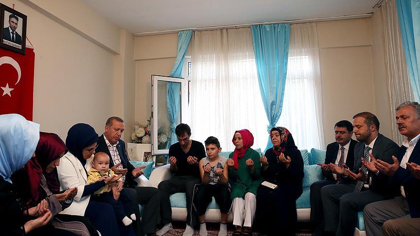 Erdoğan, 15 Temmuz şehitlerinin ailelerini ziyaret etti