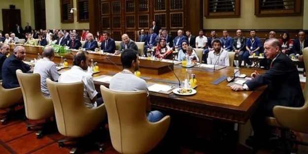 Erdoğan 16 işçi ve ailelerini Külliye'de ağırladı