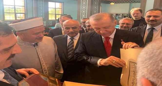 Erdoğan, açılışını yaptığı Kütahya Mehmetçik Camii'ne Kur'an-ı Kerim hediye etti